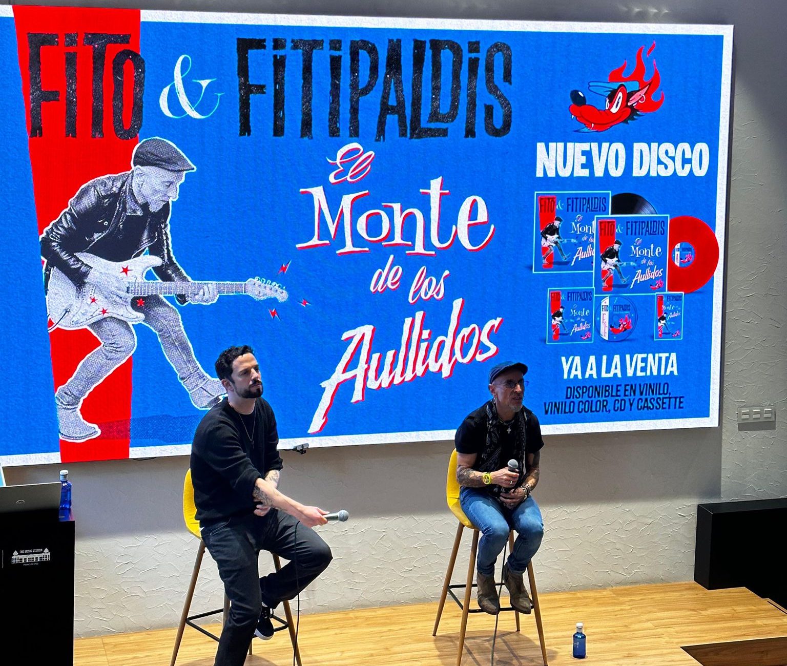 Fito Cabrales (derecha) junto a Mario Baños (izq.) en la presentación de El monte de los aullidos