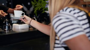 Ayudar a recoger a los camareros