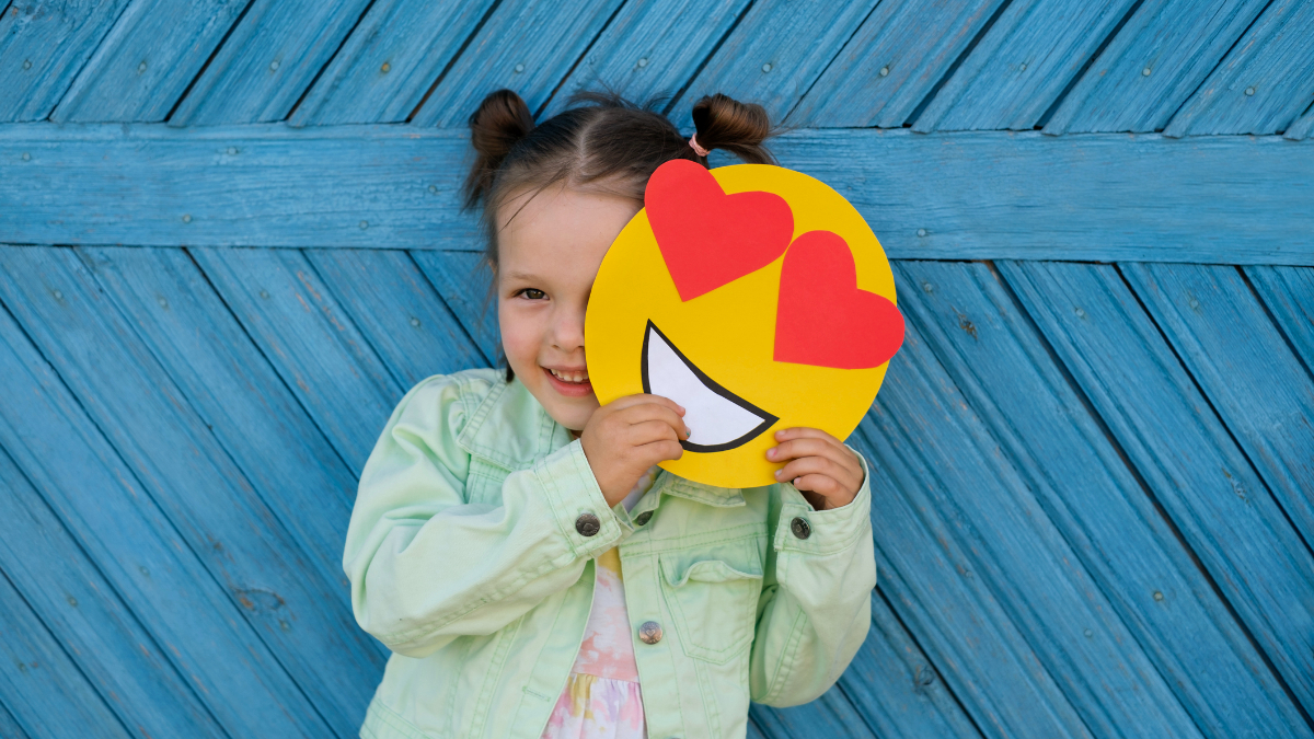 Niña pequeña con un emoji