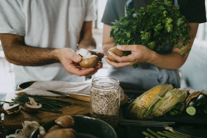 Una cita en en clases de cocina (Getty)