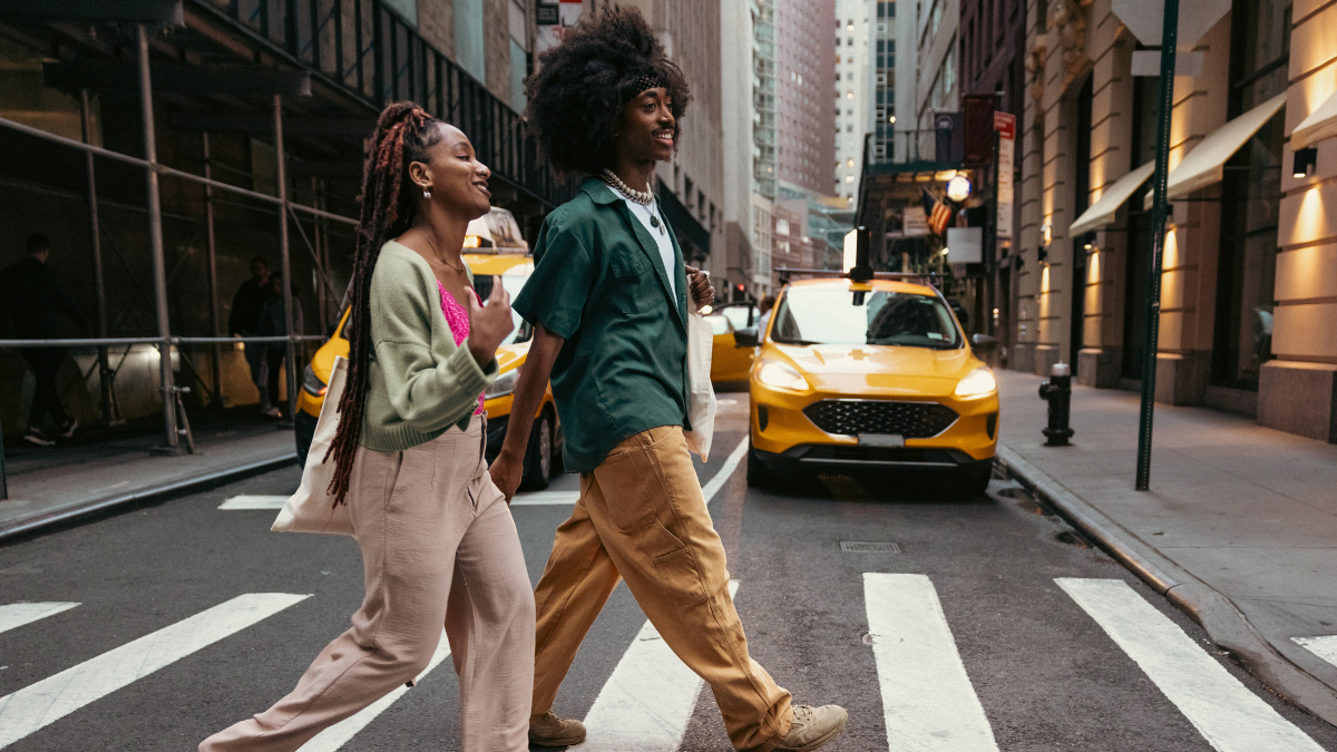 Cruzar calle gesto coches