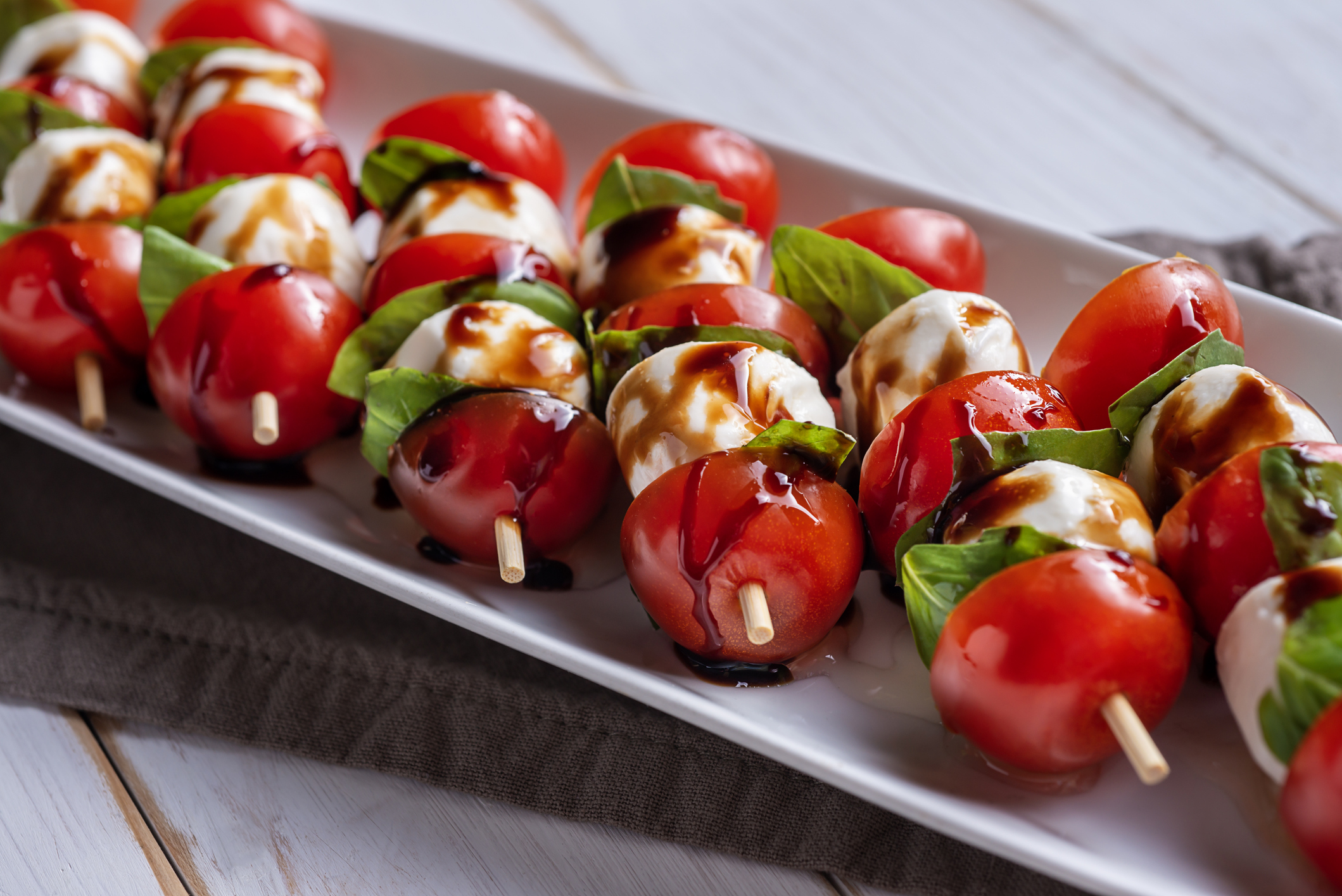 Canapé navideño tomate mozzarella y albahaca