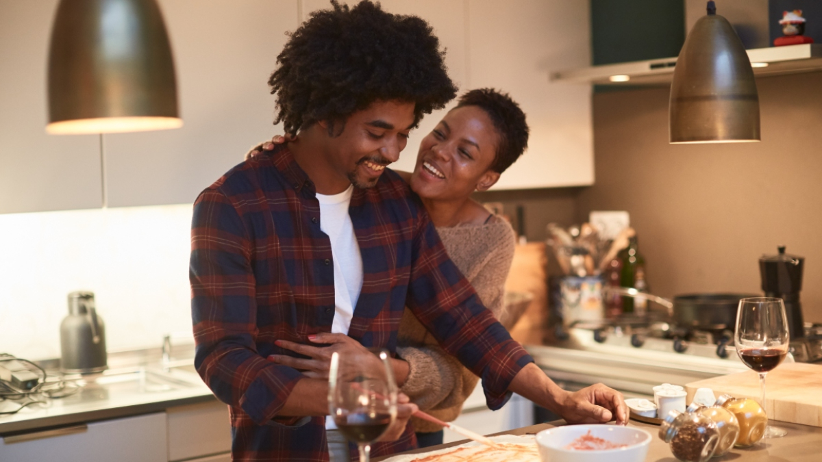 Pareja cocinando una receta en San Valentín // Getty
