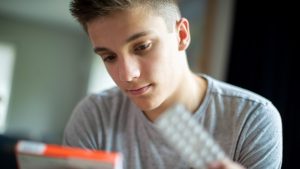 Joven adolescente pastillas medicación paracetamol