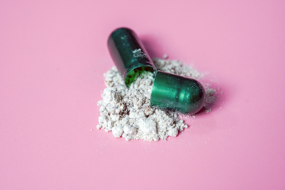 Cada día, pueden contarse por miles las personas que deben tomarse una o varias pastillas para cumplir con la medicación pautada por los especialistas, y en este terreno hay dos tipos de personas. Por un lado encontramos a los que las ingieren directamente ayudándose de algún líquido y en el otro extremo están los que necesitan partirlas o machacarlas para poder tragarlas sin problema.Pastillas