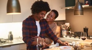 Pareja cocinando una receta en San Valentín