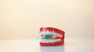 Boca con caramelo cubierto de plástico