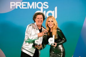 Marta Sánchez y Carlos Vives con sus Premios Dial | Sandra Acosta