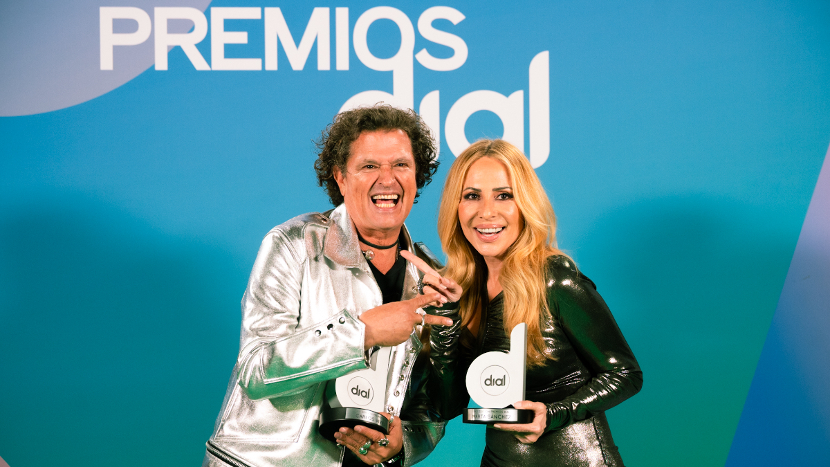 Marta Sánchez y Carlos Vives con sus Premios Dial | Sandra Acosta