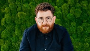 Pelo negro barba pelirroja