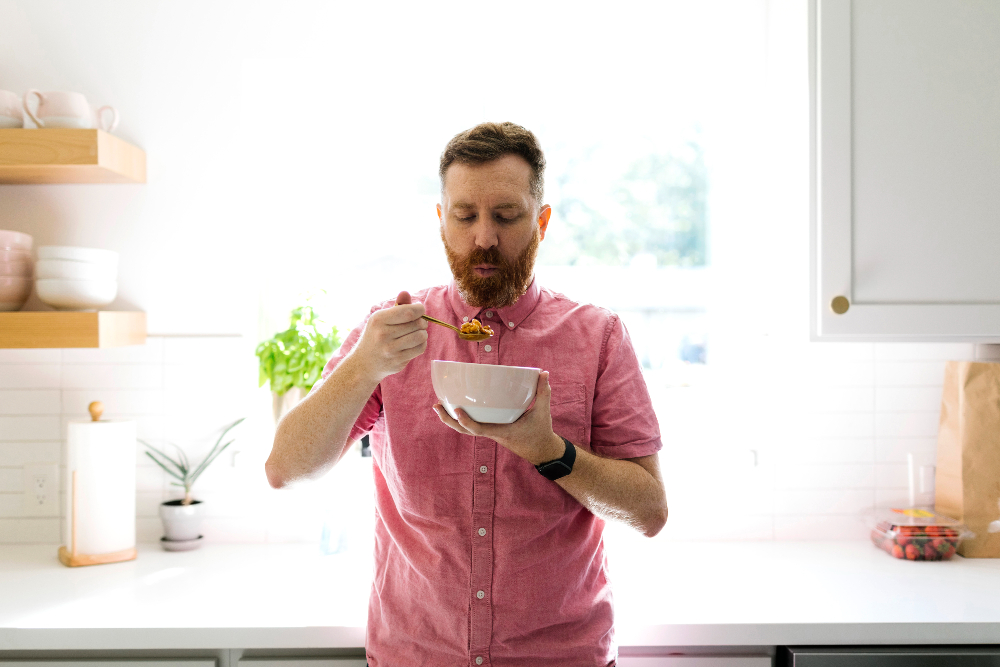 Pelo negro barba pelirroja