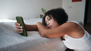 Mujer viendo el móvil