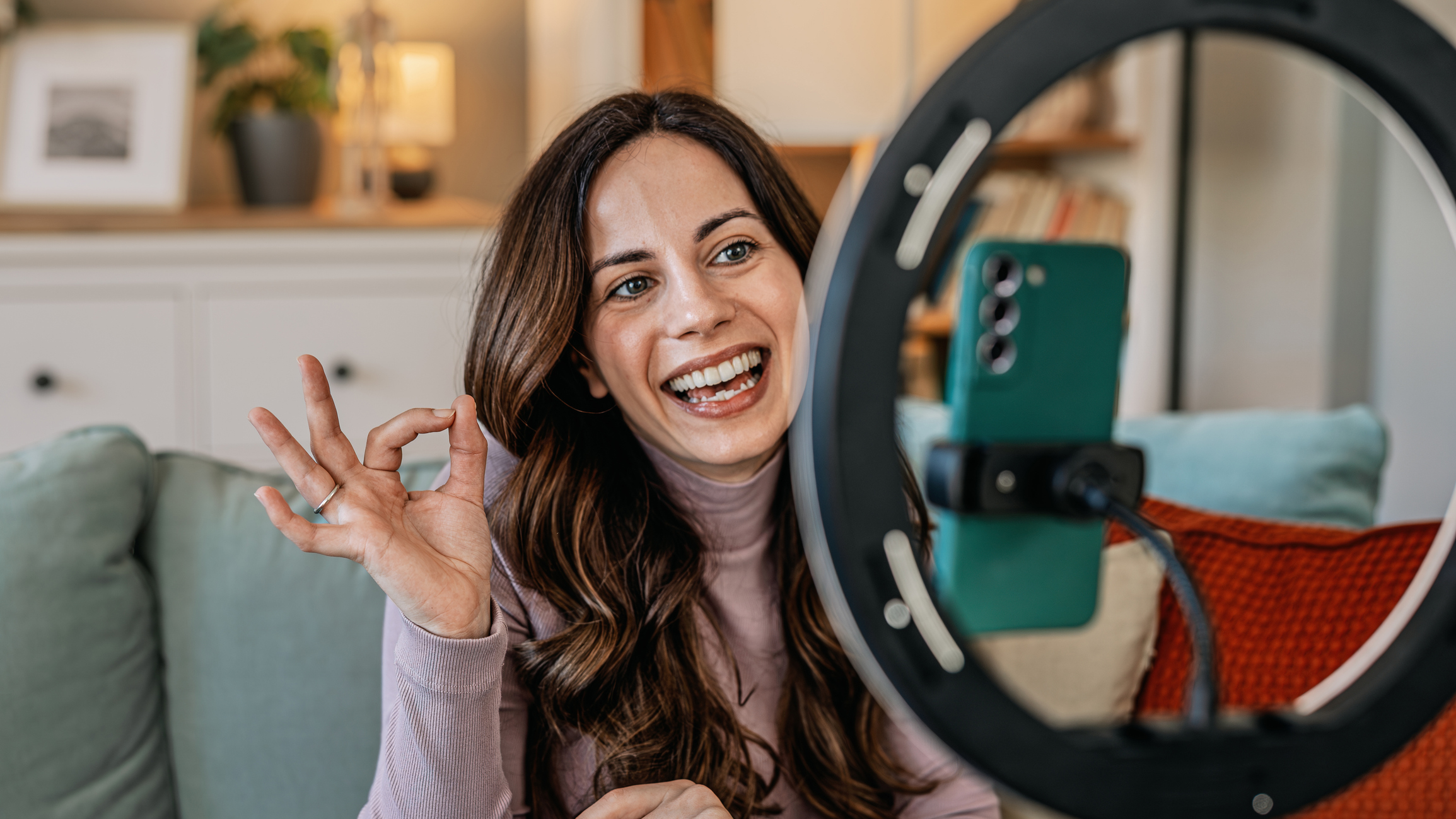 Chica grabando contenido con el móvil