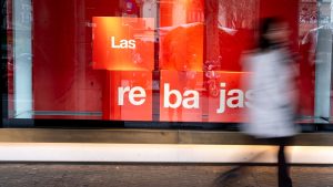 Comienzan las rebajas en prendas/ Getty