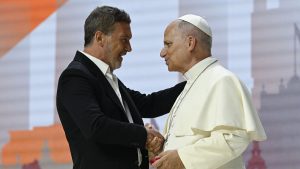 Antonio Banderas y Papa León XIV