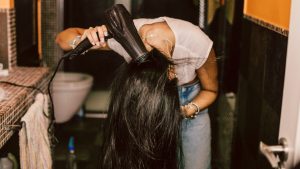 Secándose el pelo