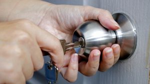 cerrar la puerta con llave
