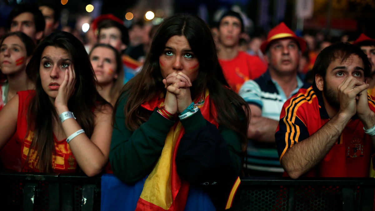 Aficionados viendo el fútbol