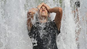 Chica afrontando la ola de calor