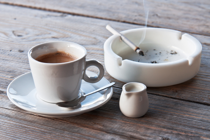 Café y cigarro