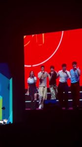 Los extriunfitos cantando su himno "Ese lugar" en la gira de OT