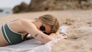 Persona cansada en la playa