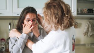 Llorando mientras mujer pregunta