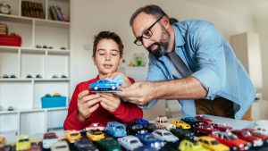 Adulto y niño con juguetes