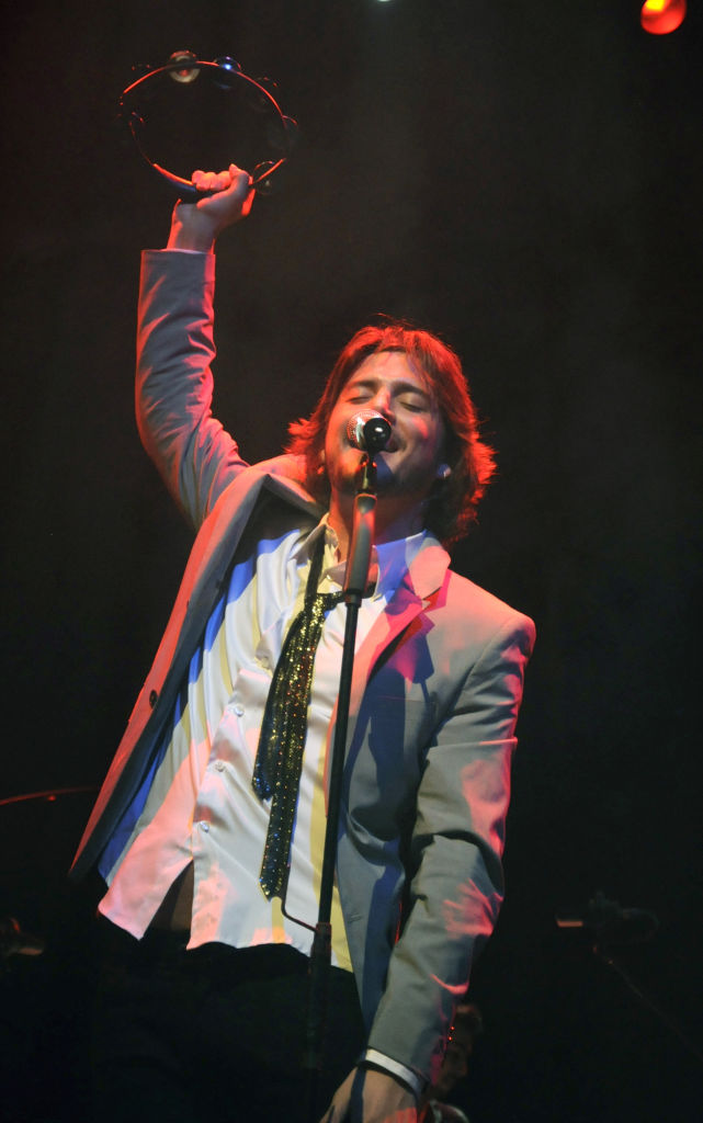 Manuel Carrasco con una pandereta en uno de sus conciertos