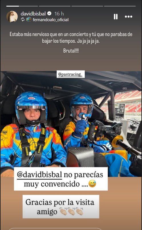 David Bisbal montado en el coche junto a Fernando Alonso