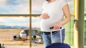 Embarazada en el aeropuerto