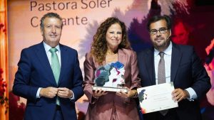 Pastora Soler recibiendo su galardón