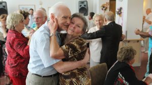 Ancianos Alzheimer bailando