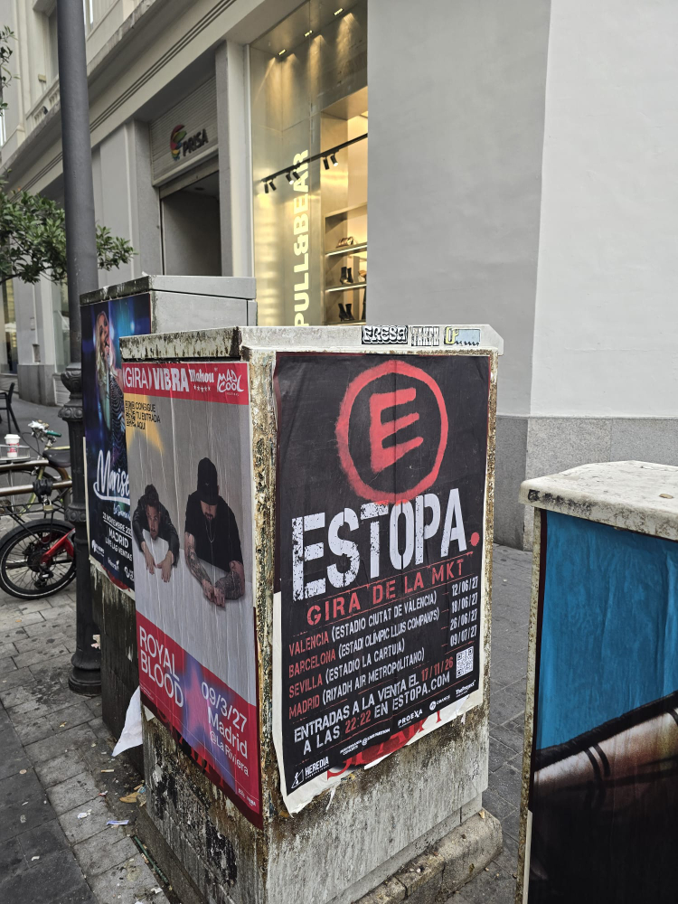Cartel 'Gira de la MKT' Estopa visto en Madrid - Imagen propia
