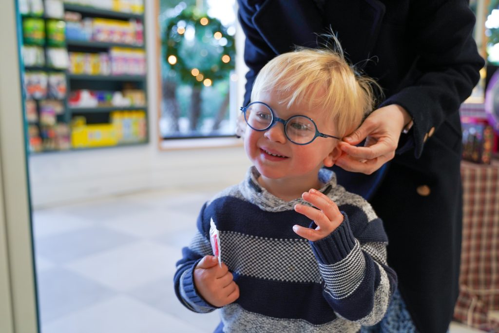 Niño con gafas
